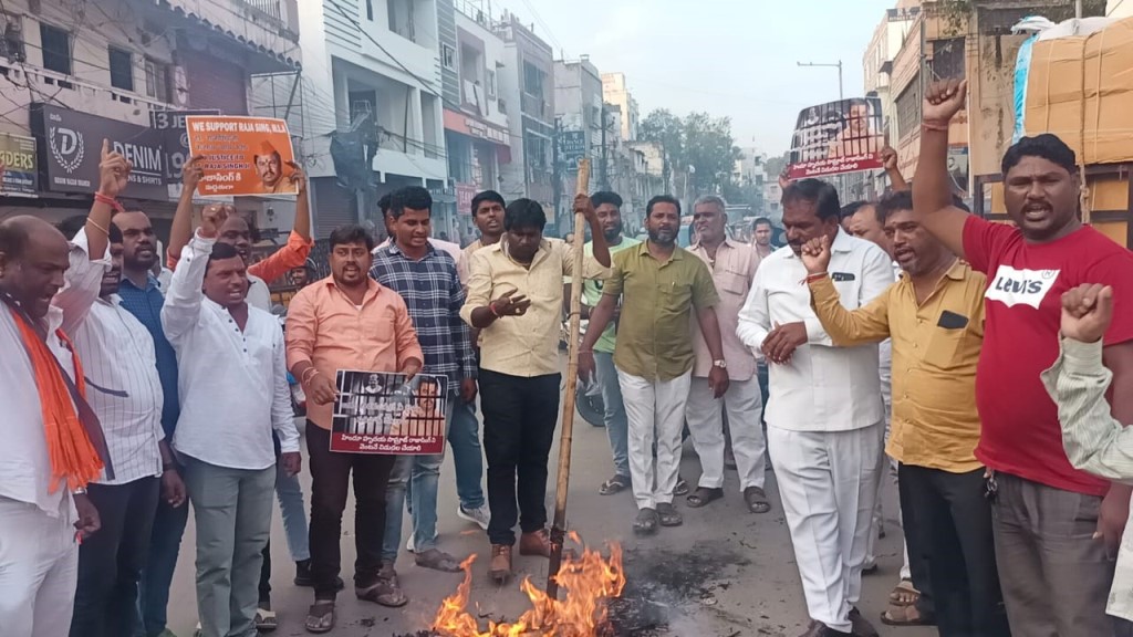  Raja supporters burnt effigies of Chief Minister and Home Minister for delay in filing of counter petition 